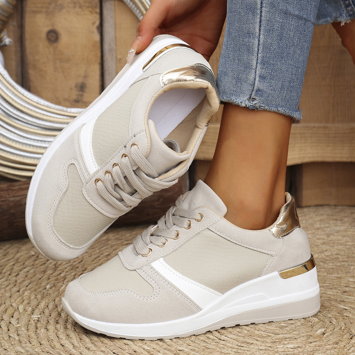 Women’s low-top lace-up sneakers