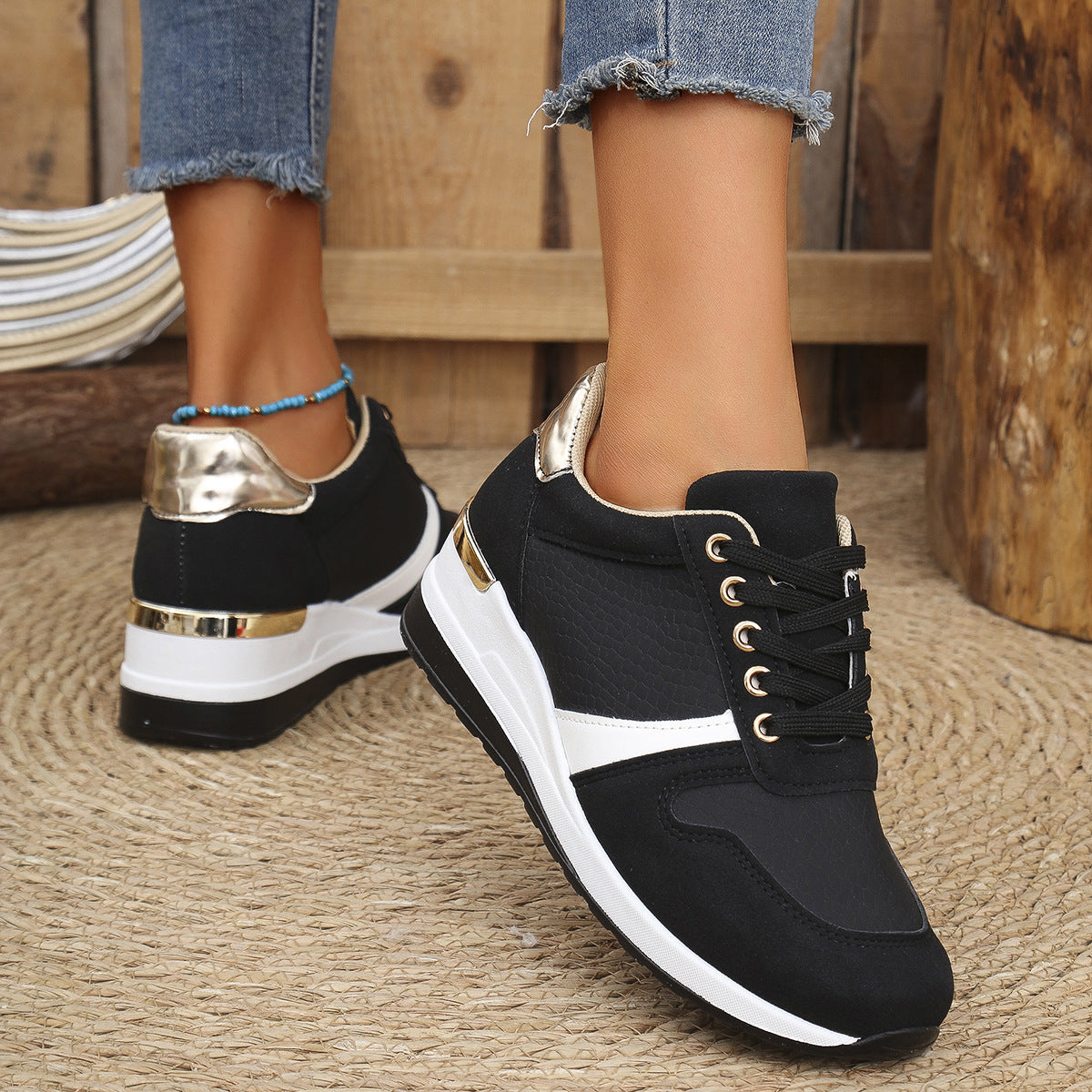 Women’s low-top lace-up sneakers
