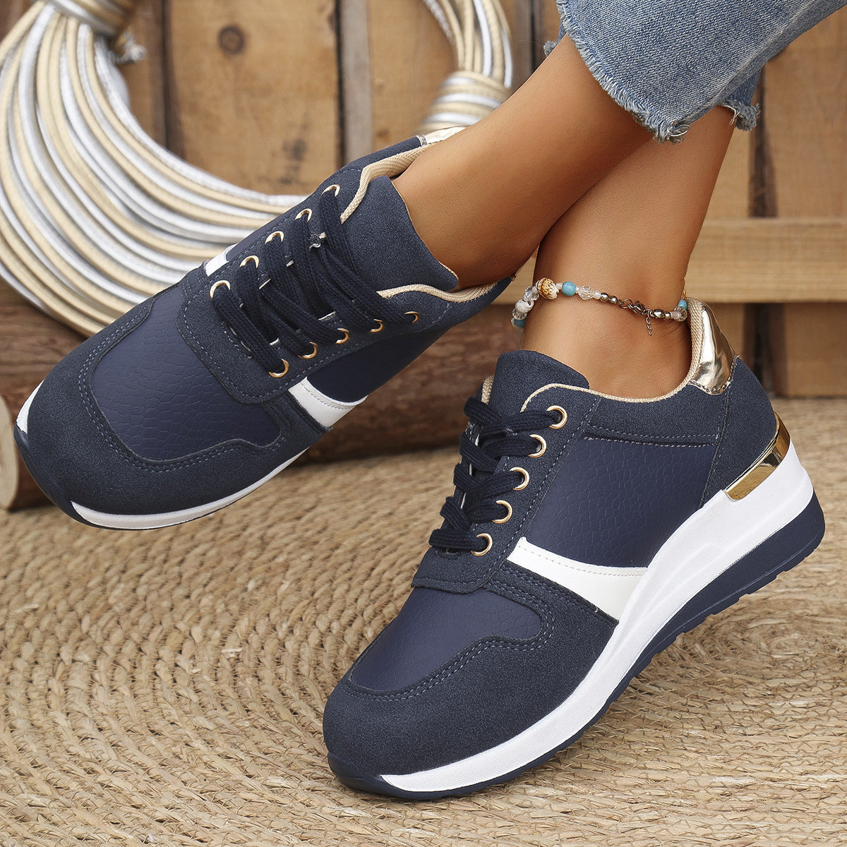 Women’s low-top lace-up sneakers