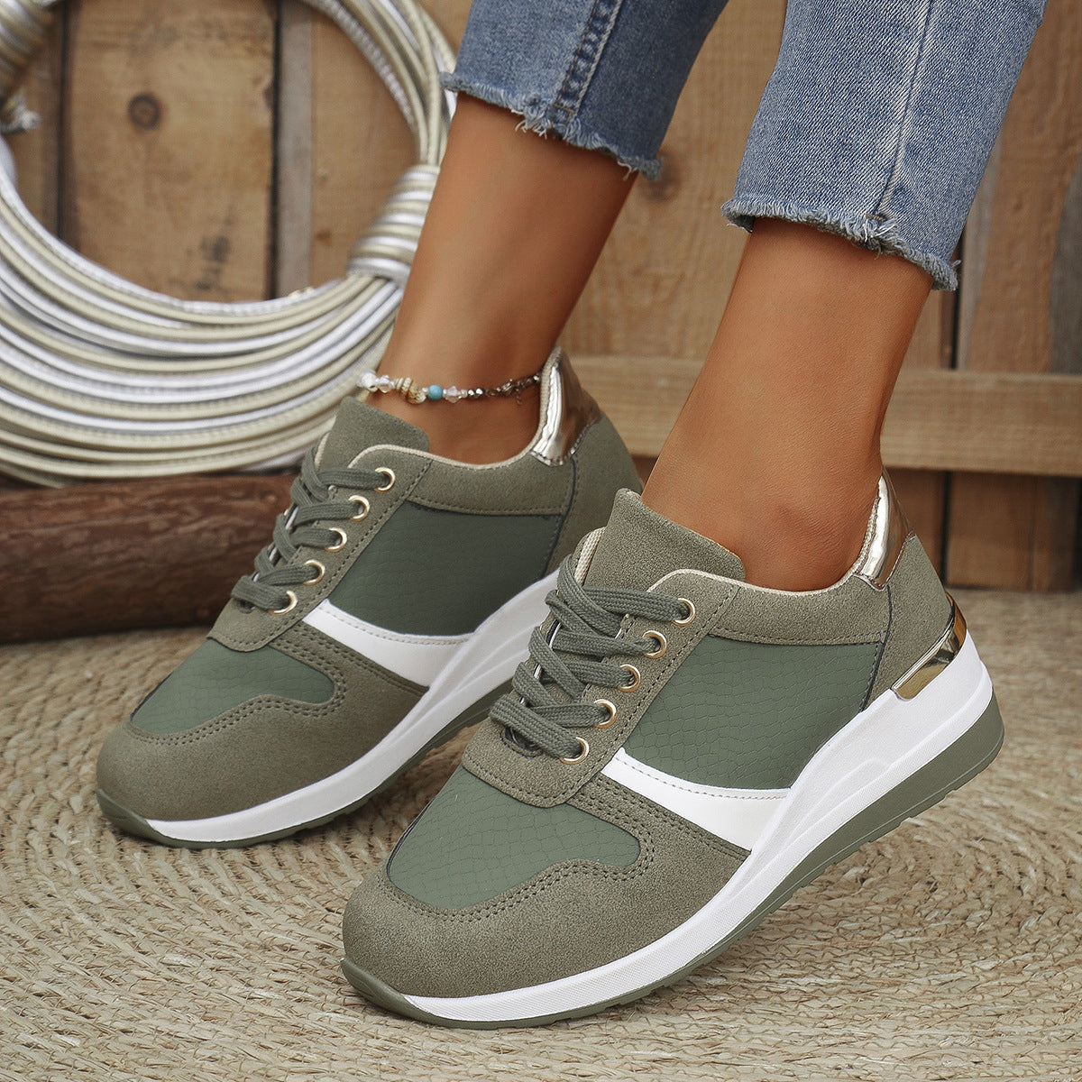 Women’s low-top lace-up sneakers