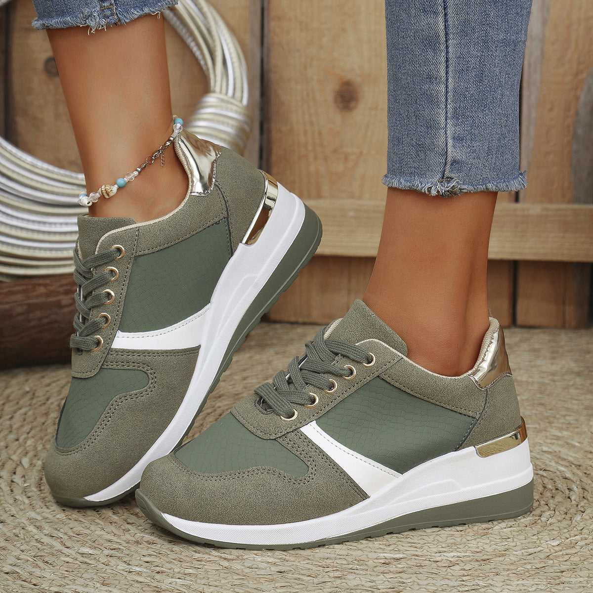 Women’s low-top lace-up sneakers