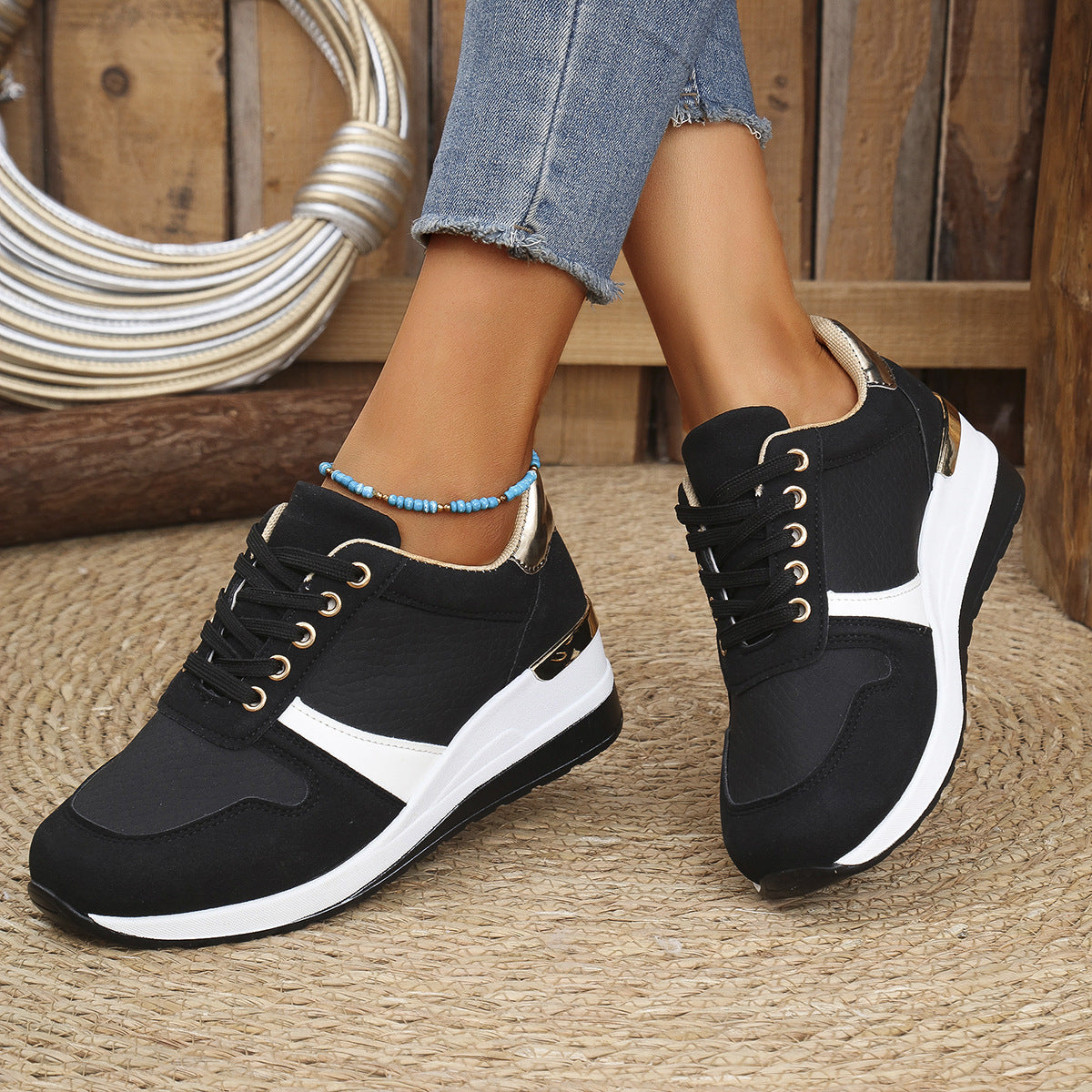 Women’s low-top lace-up sneakers